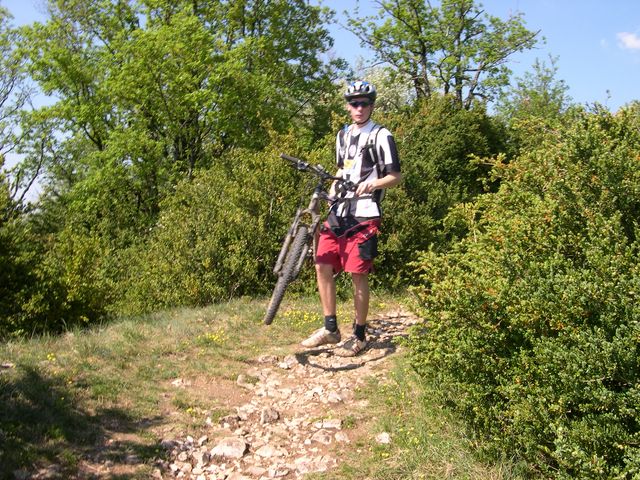 Le GR au dessus de la falaise